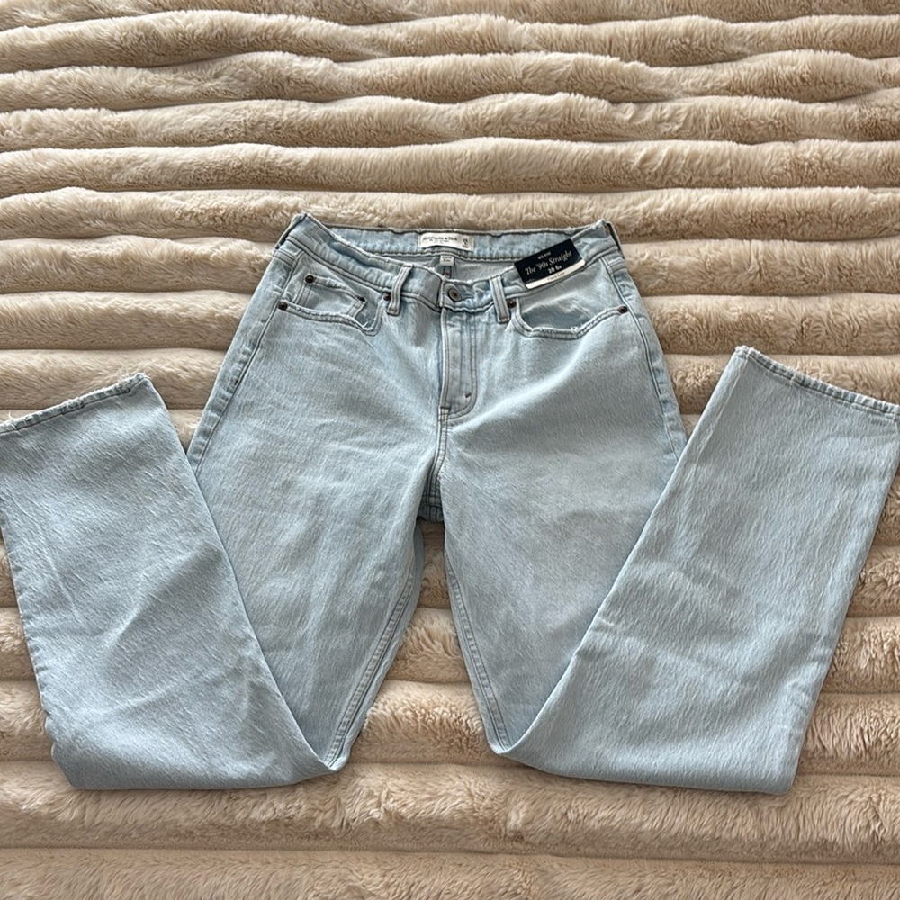 NWT Abercrombie Curve Love 90’s Straight Mid Rise Jean